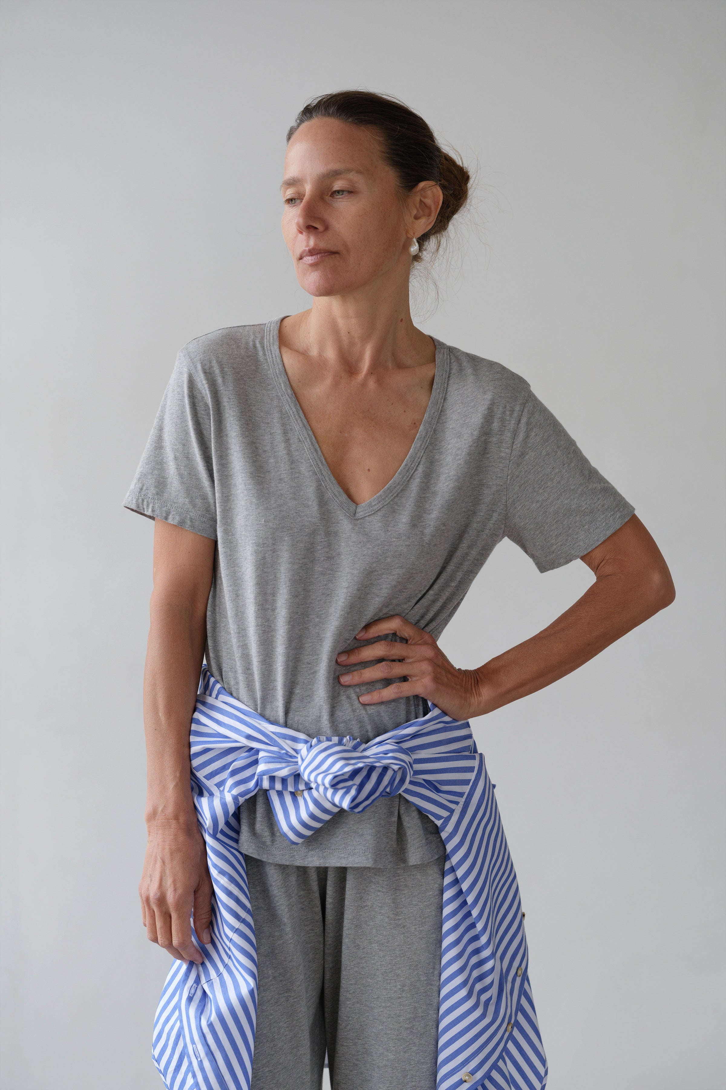 DONNI The Jersey Relaxed V-Neck - Heather-Grey