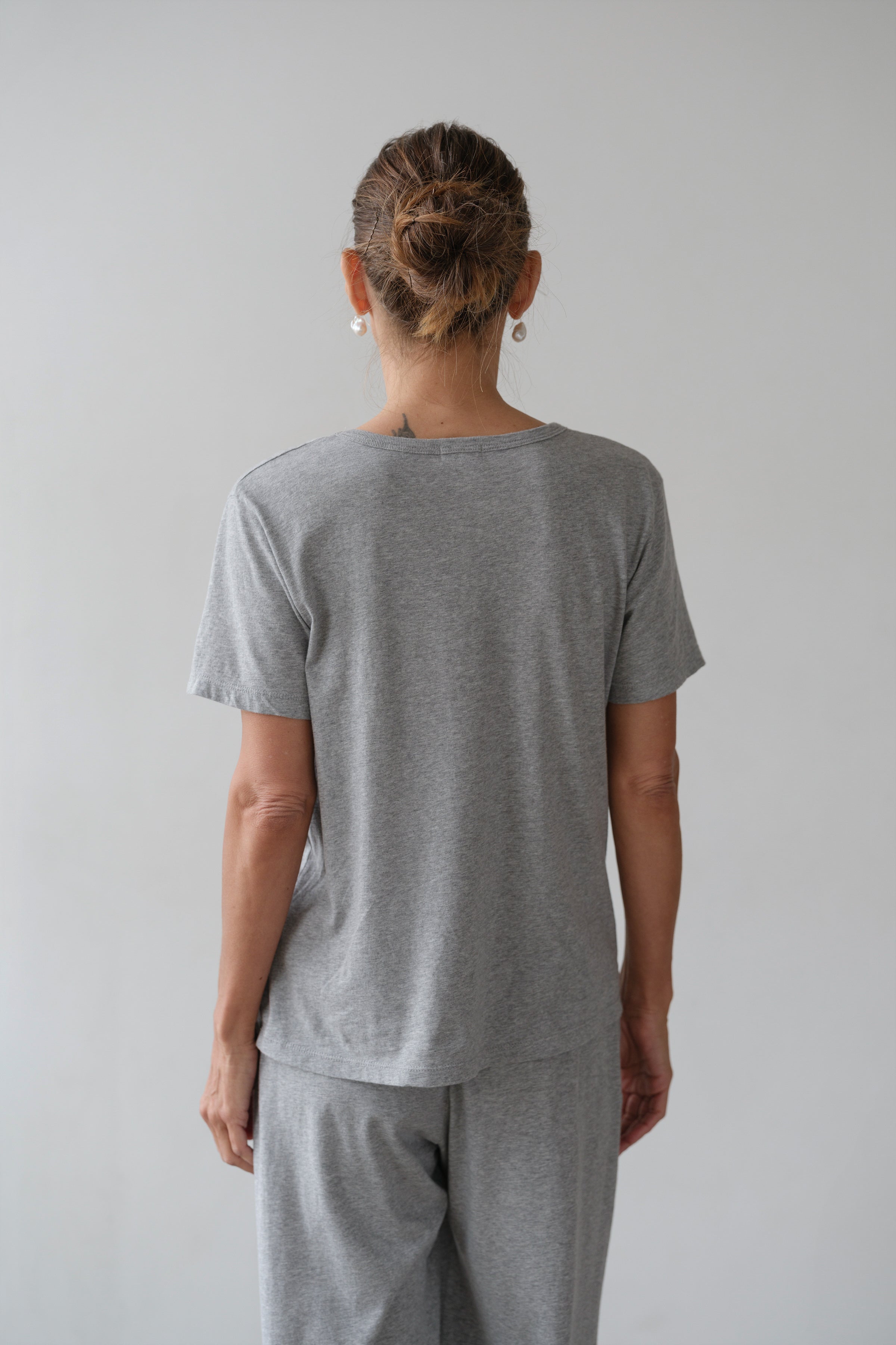 DONNI The Jersey Relaxed V-Neck - Heather-Grey