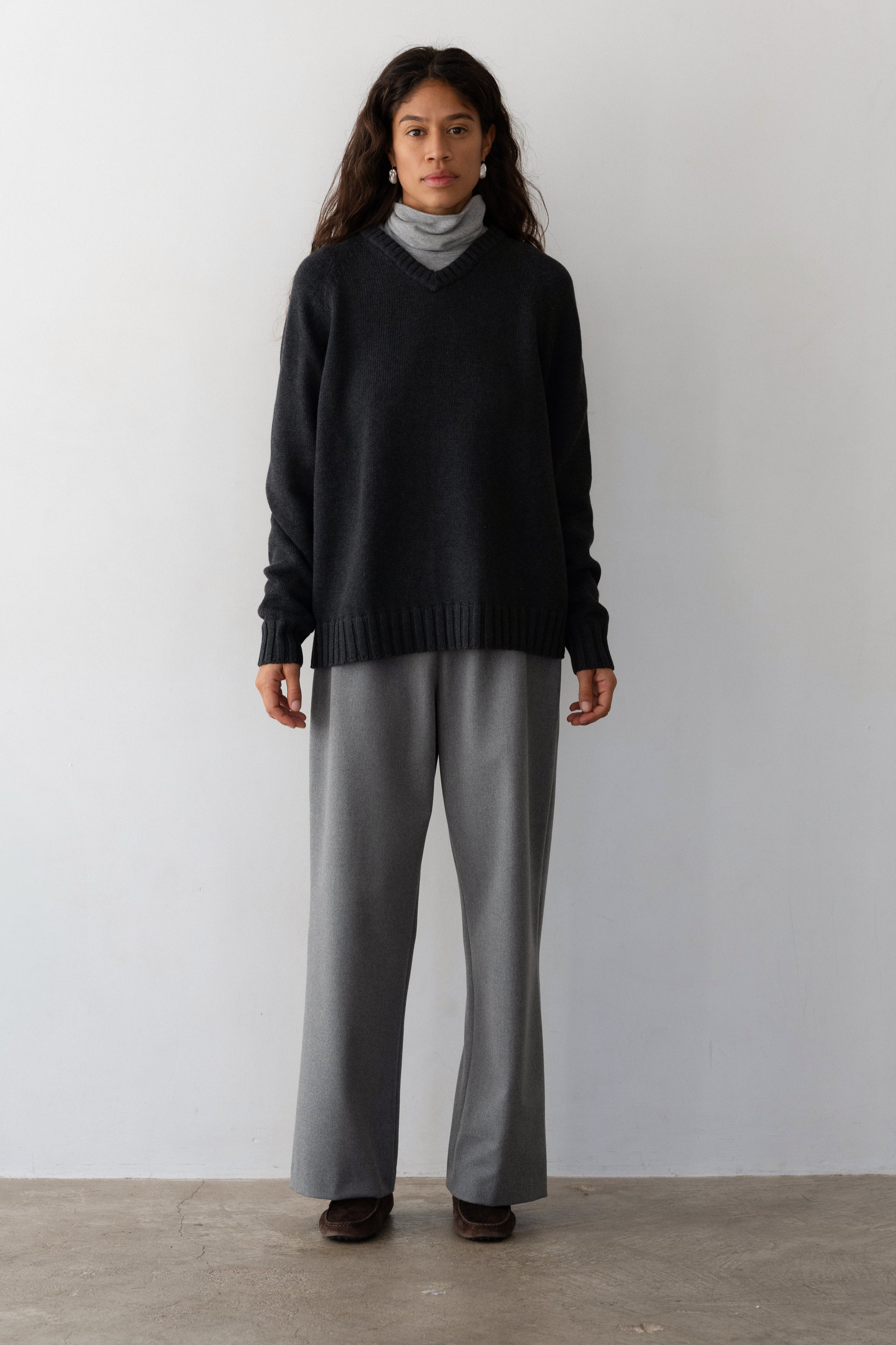 DONNI The Heavy Cotton Knit V-Neck Sweater - Charcoal-Grey