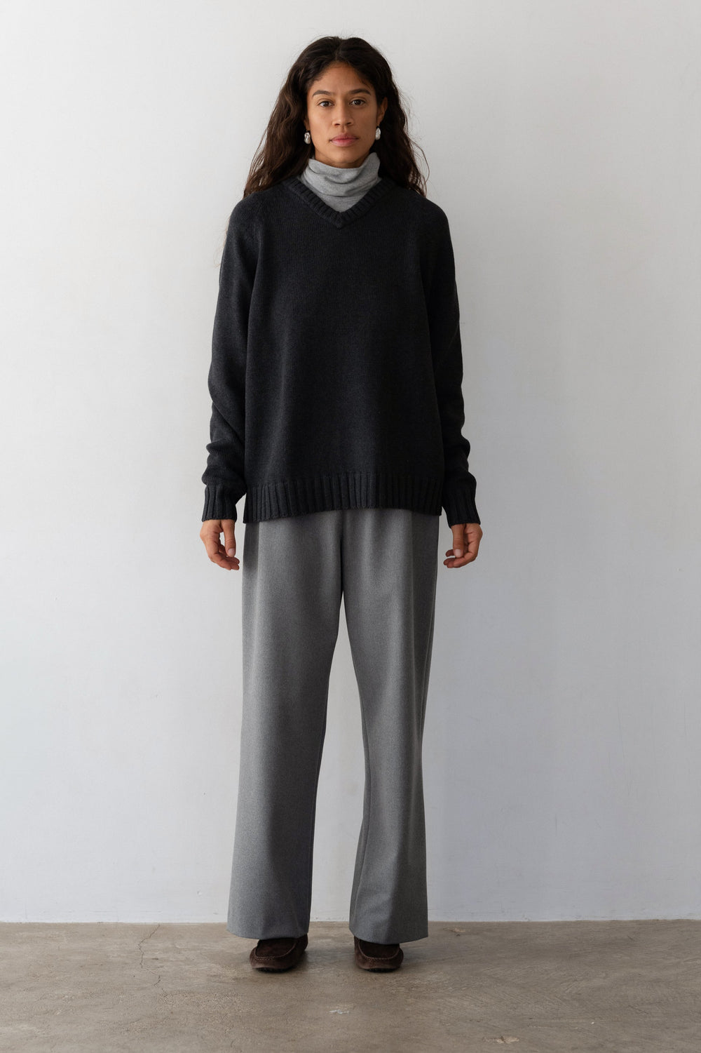 DONNI The Heavy Cotton Knit V-Neck Sweater - Charcoal-Grey