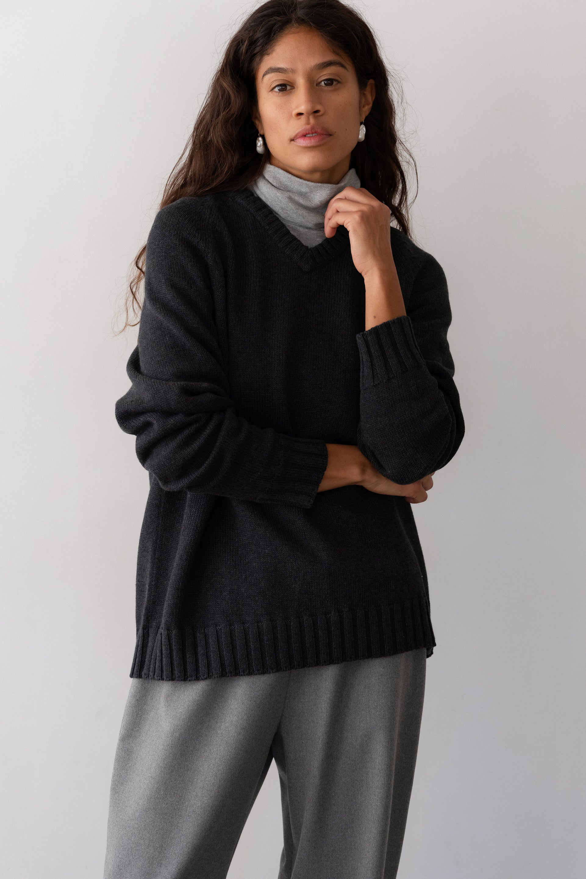 DONNI The Heavy Cotton Knit V-Neck Sweater - Charcoal-Grey